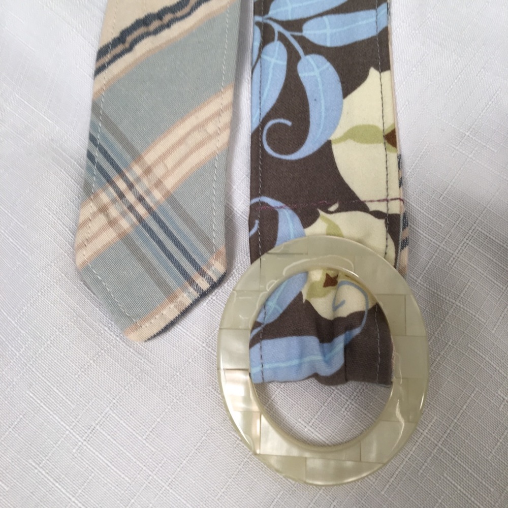 💥SALE💥 Two Bumbles And A Bee Reversible Belt - Picture 2 of 6